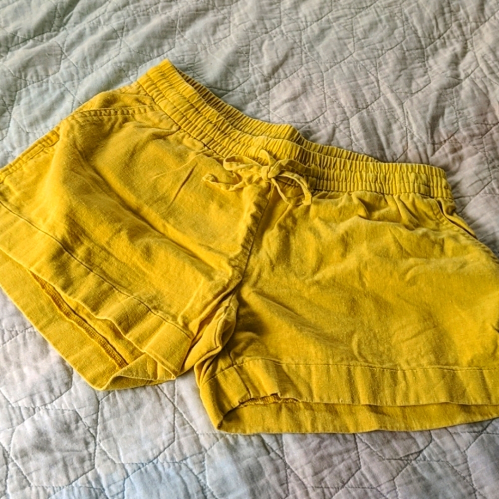 Linen blend shorts 🍌🐠